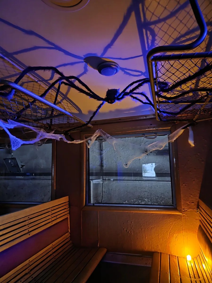 Příprava pro cestující na Halloween